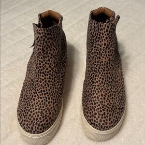 Leopard Print Ankle Boots
Wide sole  zippers on side 
Size 6 never worn